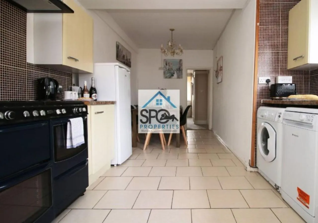 Nyaraló Contractors-Business-Private Parking-Free Wifi-Near M4 Villa Cardiff