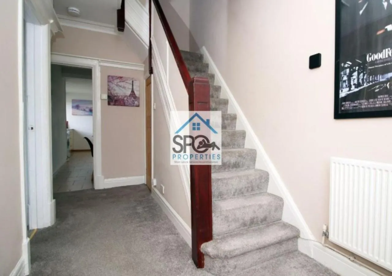 Contractors-Business-Private Parking-Free Wifi-Near M4 Villa Cardiff