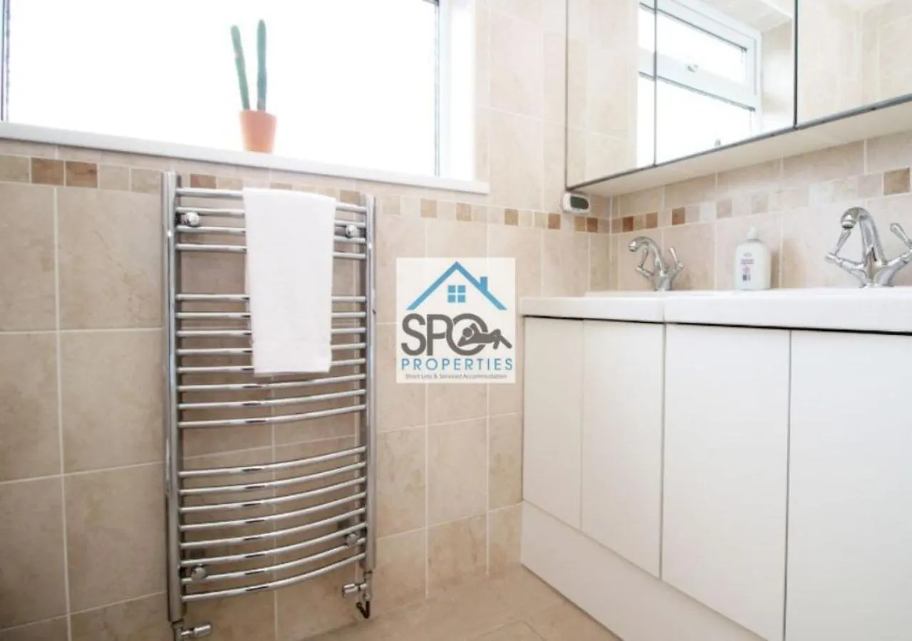 Contractors-Business-Private Parking-Free Wifi-Near M4 Villa Cardiff Nyaraló